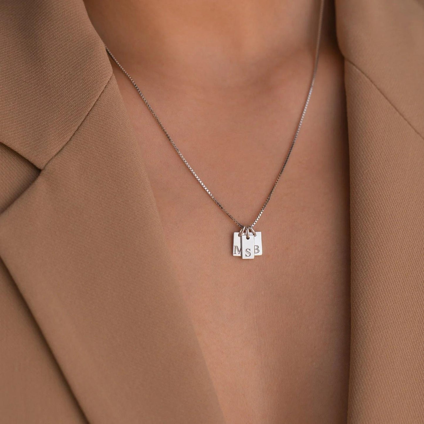 Collier initial personnalisable avec pendentifs rectangulaires