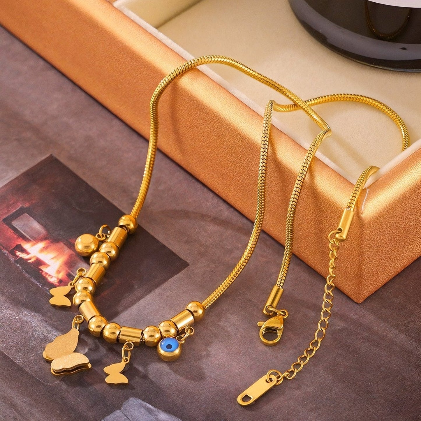 Collier ras du cou doré, style charms, pendentifs papillons et œil bleu, acier titane, modèle Angelina