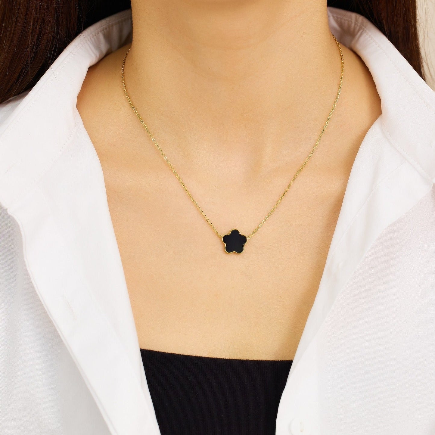 Collier trèfle 5 feuilles noir