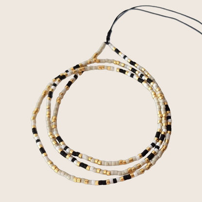 Bracelet à perles miyuki du japon fines multirangs, noir blanc doré, fermoir coulissant discret, modèle Grina — photo 1
