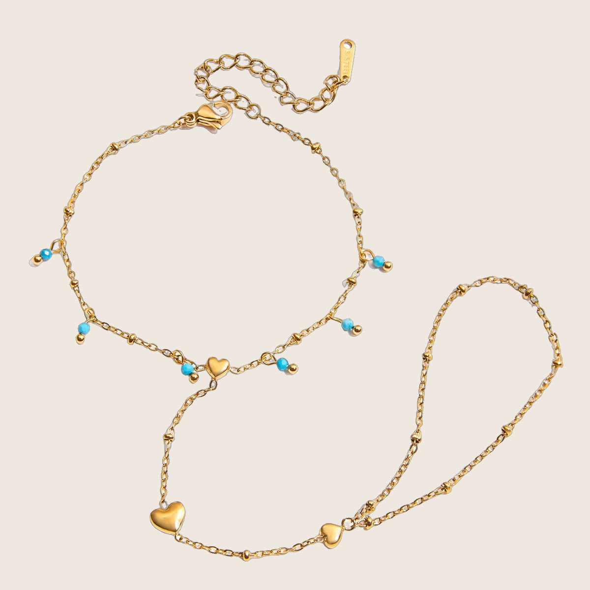 Bijou de main pour femme, acier inoxydable doré à perles turquoise et chaînette cœur, modèle Cigara — photo 1