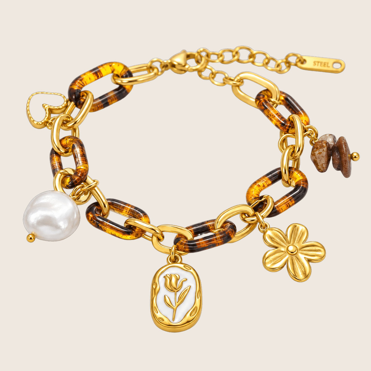 Bracelet à charms doré, maillons acrylique effet écaille, perle baroque, médaillon tulipe émail blanc, fleur dorée, acier inoxydable, ajustable, modèle Cladia — photo 1