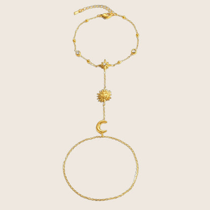 Bijou de main femme acier inoxydable, bracelet bague chaîne dorée, motif soleil lune étoile, accessoire élégant ajustable, modèle Sonnie — photo 1