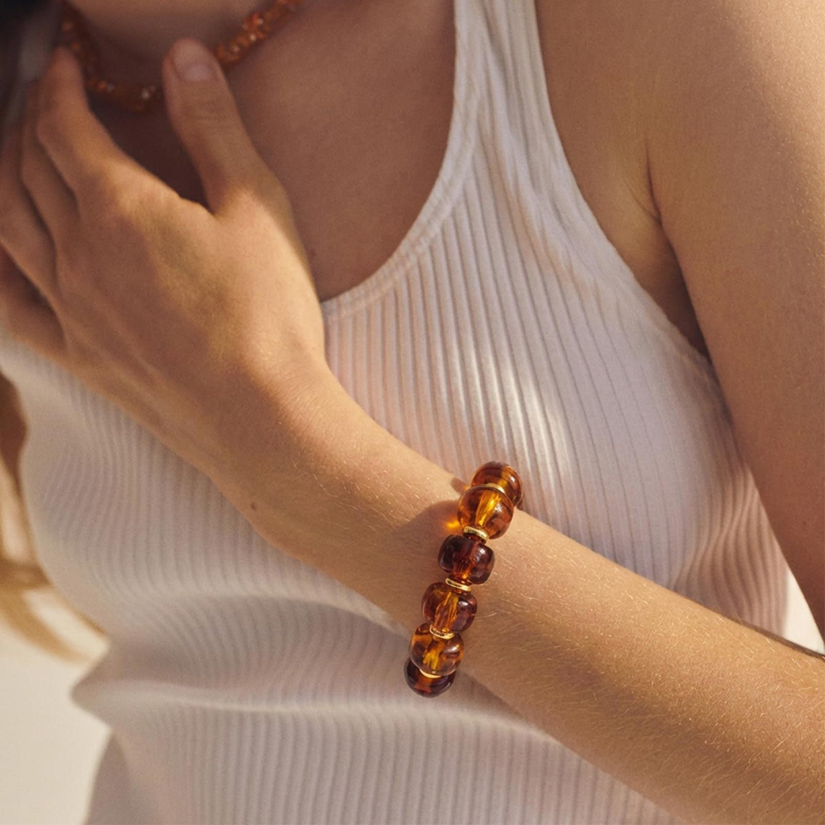 Bracelet ajustable orné de perles en résine lumineuse, avec une chaîne dorée élégante pour sublimer votre poignet, un accessoire féminin idéal pour toutes vos tenues, modèle Limna — photo 2