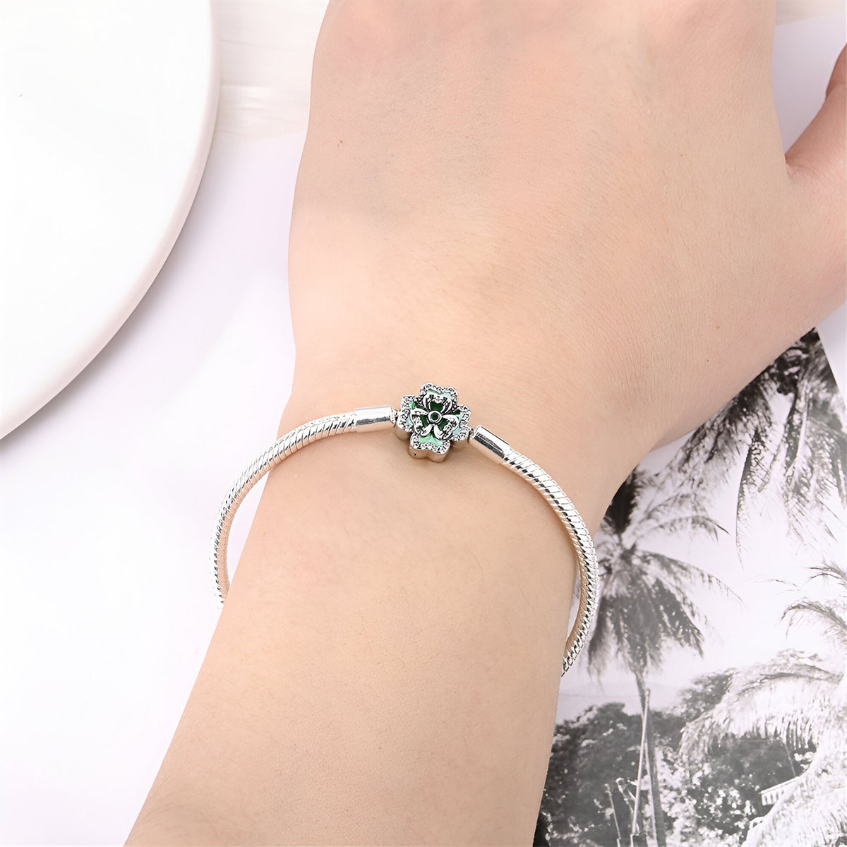 Bracelet à charm maille serpent, charm trèfle émaillé et zircons, pour femme, modèle Fiorella — photo 2