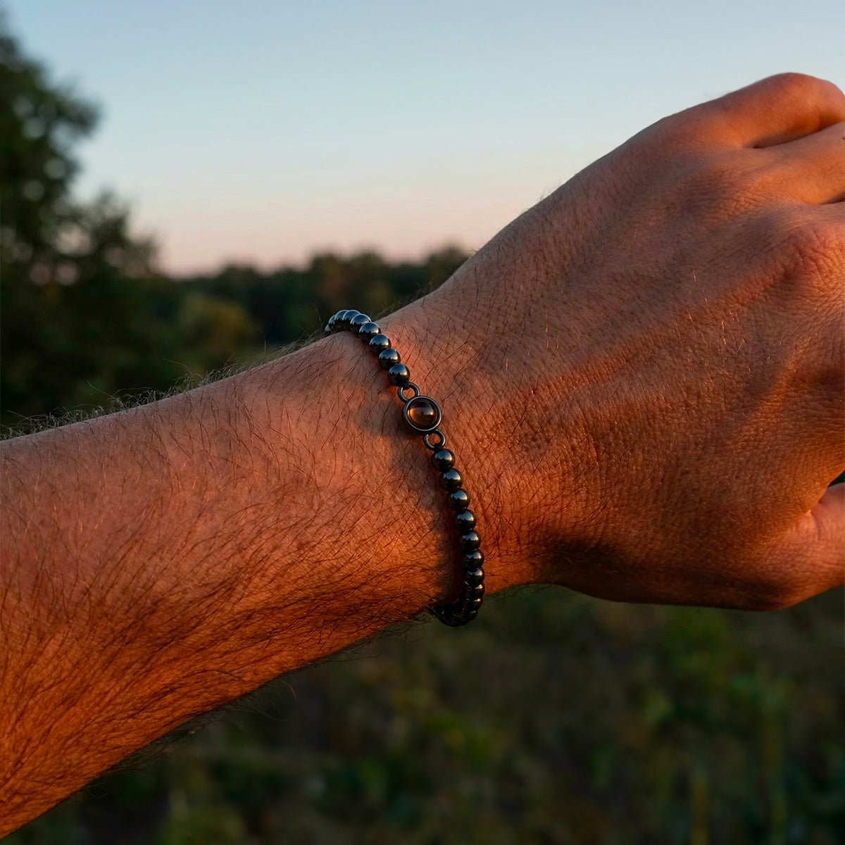 Bracelet à perles métalliques avec projection photo, bracelet personnalisable sur cordon noir, souvenir précieux au poignet, modèle Josue — photo 2