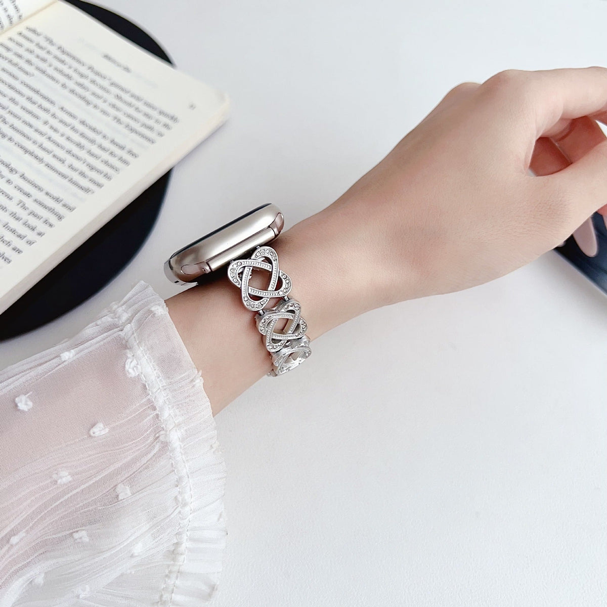 Bracelet Apple Watch a maillons entrelaces, motif infini serti de zircons, fermoir a cliquet, modele Zergone — photo 2