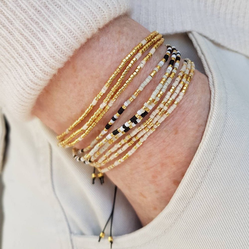 Bracelet à perles miyuki du japon fines multirangs, noir blanc doré, fermoir coulissant discret, modèle Grina — photo 2