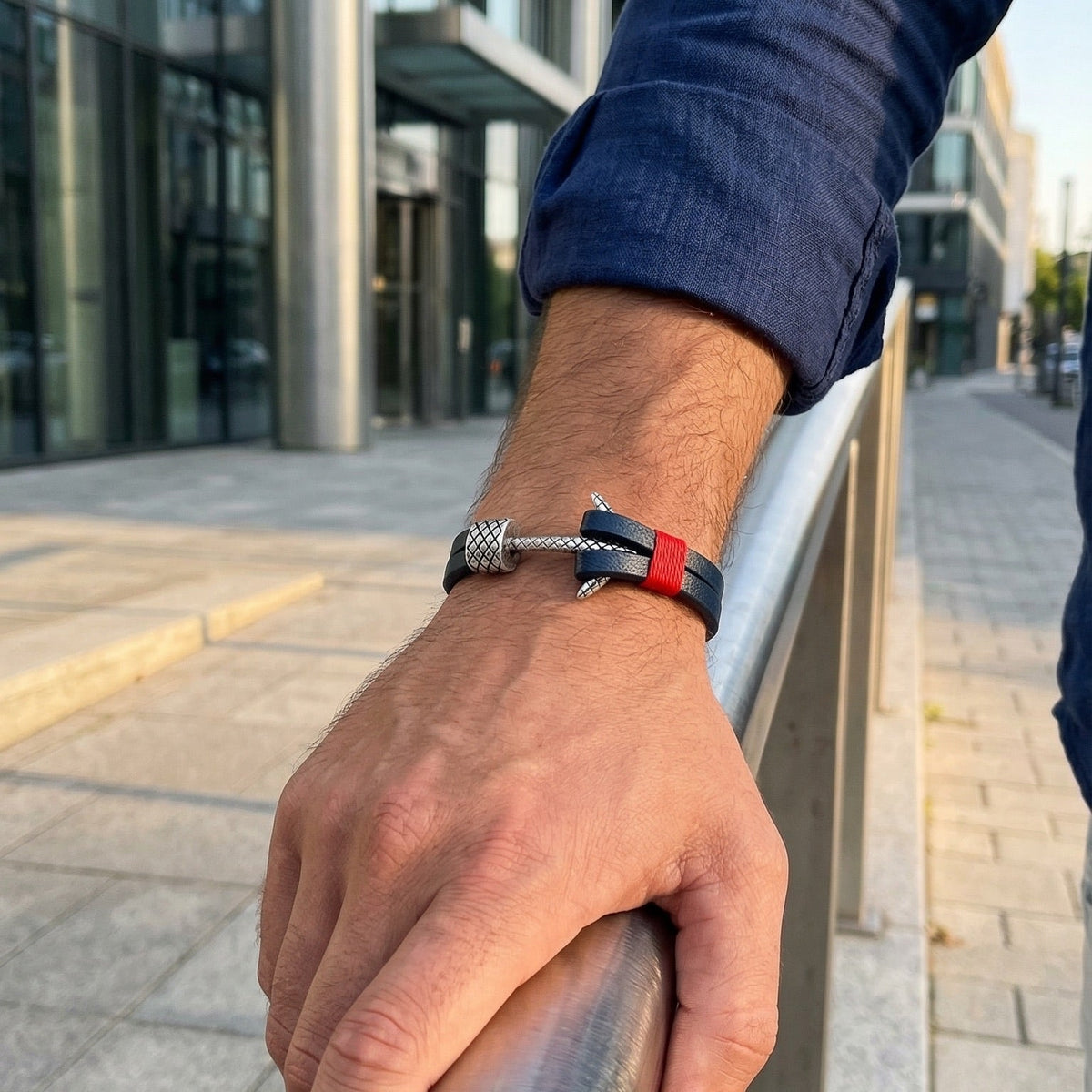 Bracelet ancre homme en croûte de cuir et acier inoxydable, bracelet nautique style marin avec ancre argentée et cordon décoratif, modèle Torin — photo 2