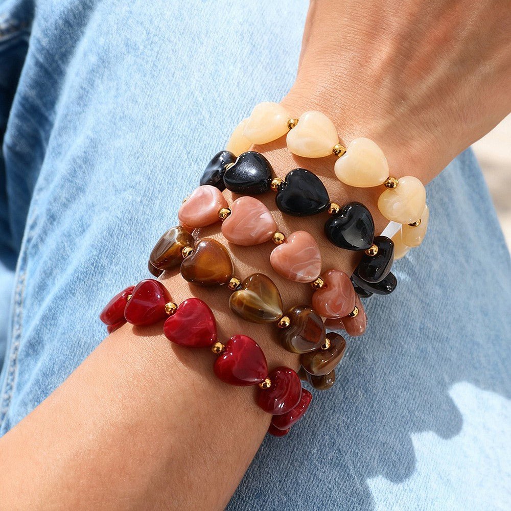 Bracelet à perles coeur en résine marbrée, intercalaires dorées en acier, modèle Aroba — photo 2
