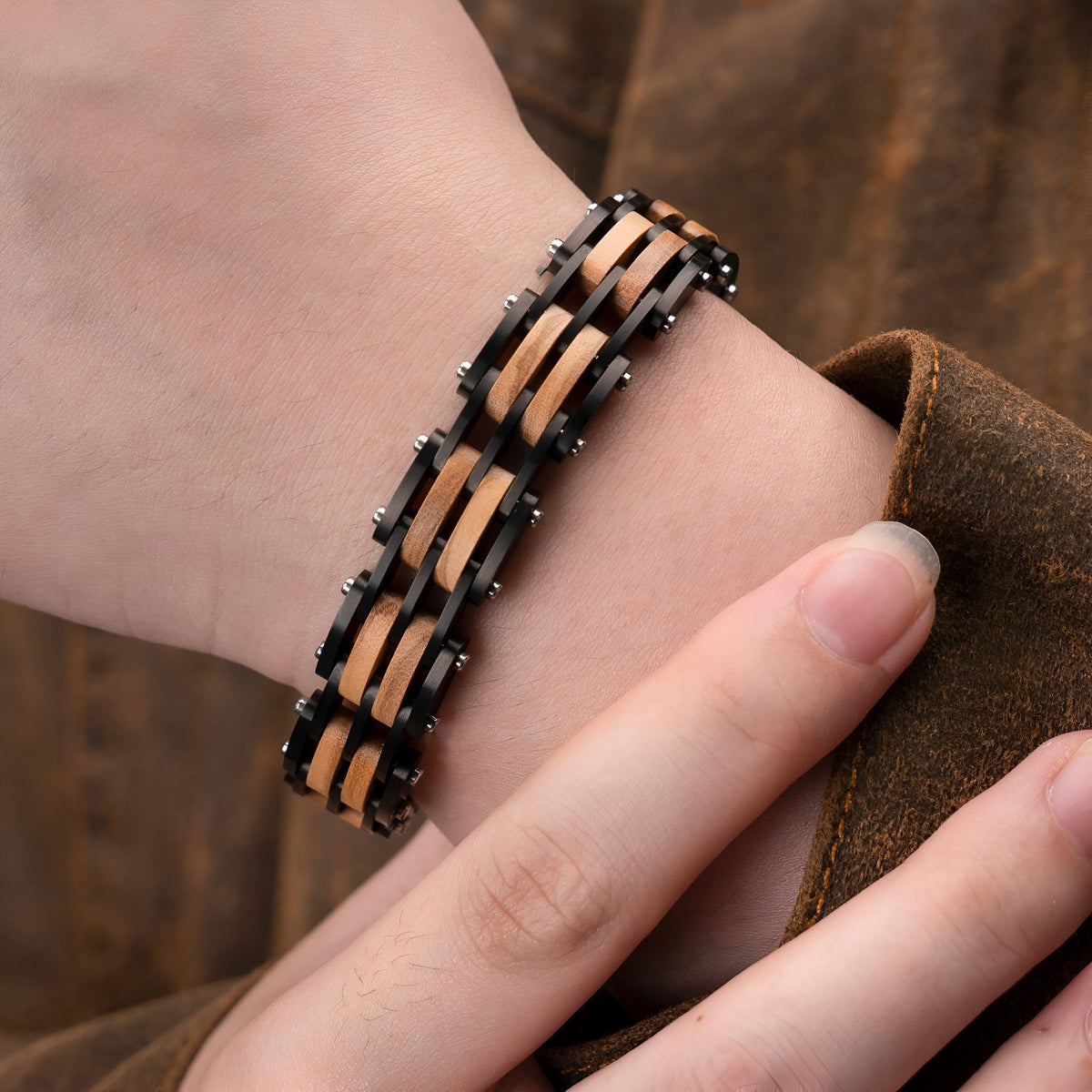 Bracelet à mailles en bois de noyer et acier inoxydable, finition noire, modèle Léon — photo 2