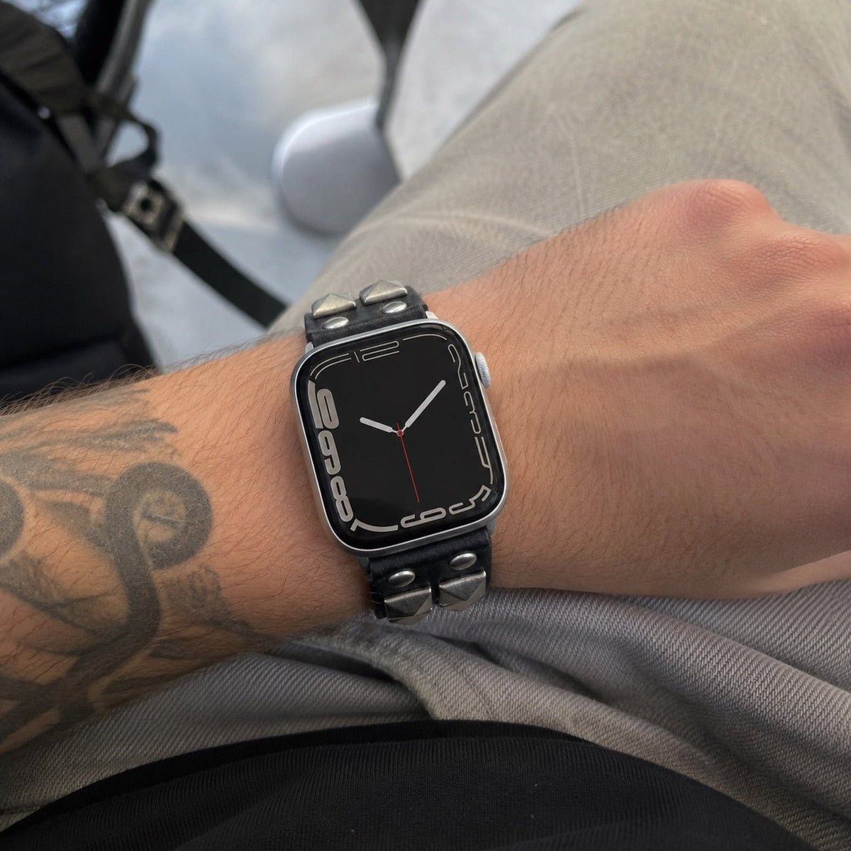 Bracelet à clous pour Apple Watch, design punk, détails métalliques pyramidaux, modèle Kurt — photo 2