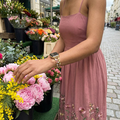 Bracelet Apple Watch a maillons dores et cabochons emailles multicolores, pour femme, modele Bestine — photo 2