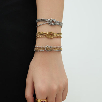 Bracelet à mailles multiples avec nœud central, acier inoxydable à finition dorée, style minimaliste raffiné, modèle Coupa — photo 2