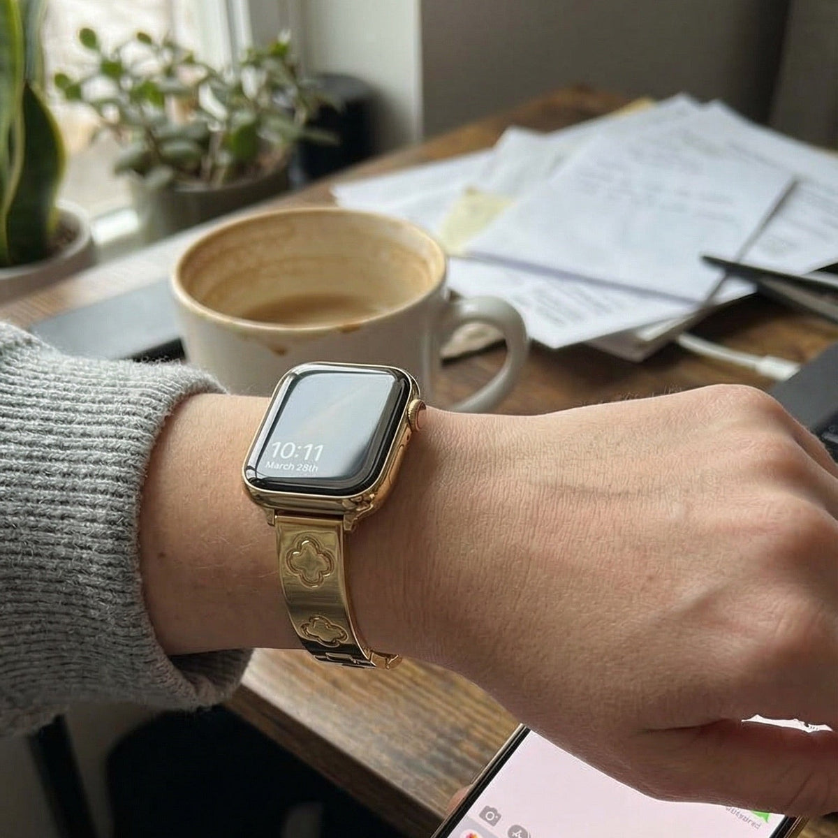 Bracelet Apple Watch acier inoxydable motif trèfle, bracelet jonc élégant pour montre connectée Apple, modèle Tréfa — photo 2