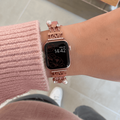 Bracelet Apple watch chic avec charms scintillants pour un look radieux, love et coeurs, modèle Erdia — photo 2