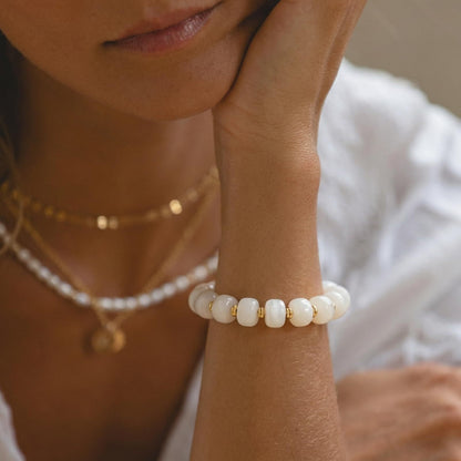 Bracelet ajustable orné de perles en résine lumineuse, avec une chaîne dorée élégante pour sublimer votre poignet, un accessoire féminin idéal pour toutes vos tenues, modèle Limna — photo 3