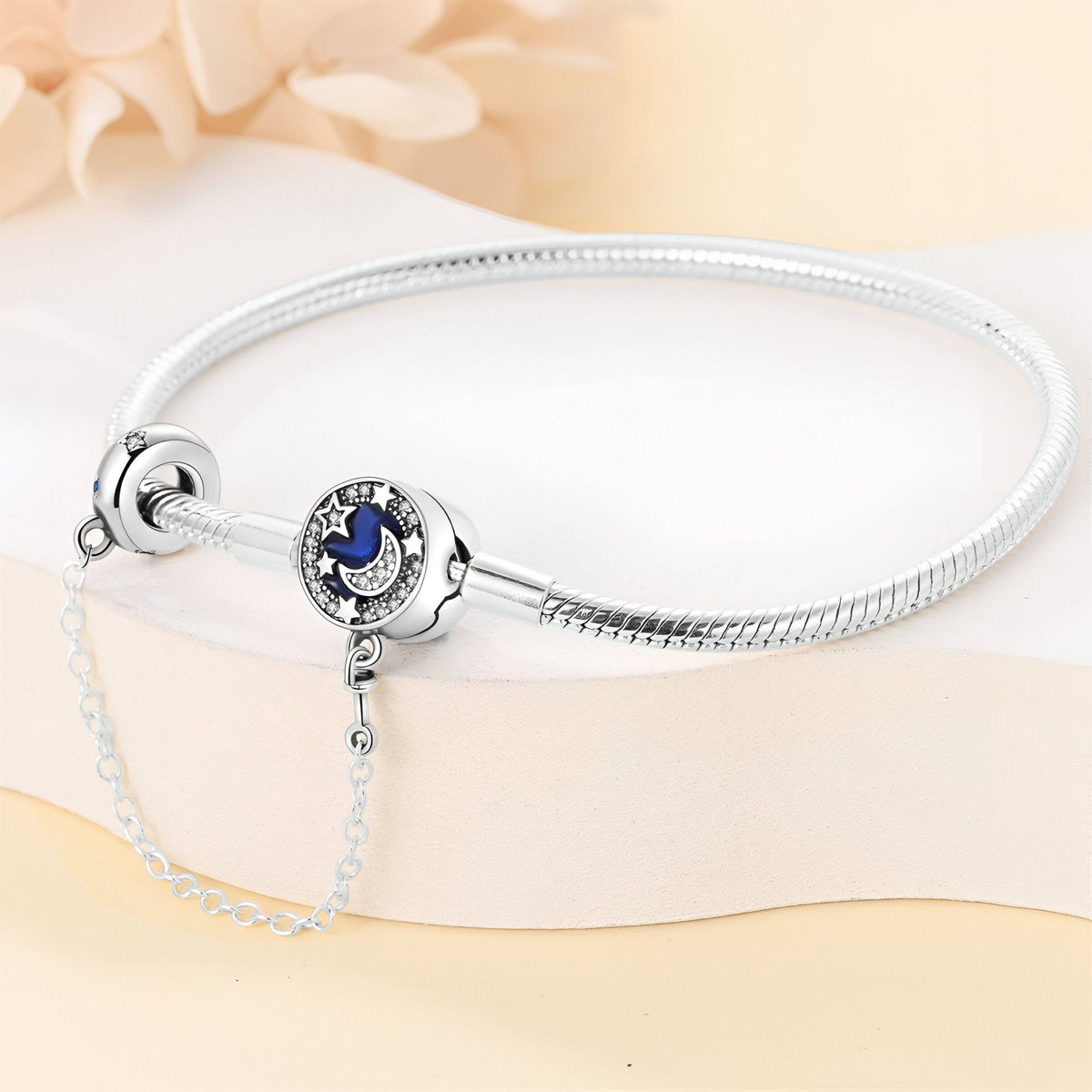 Bracelet à charm maille serpent, motif lune et étoiles, personnalisable, pour femme, modèle Ione — photo 3