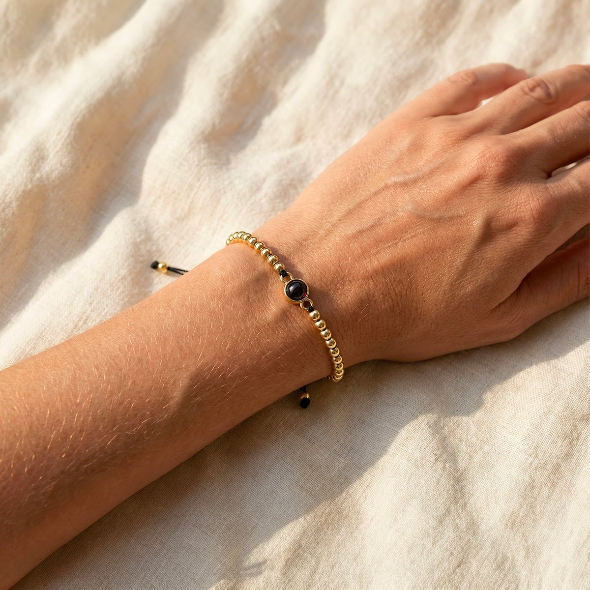 Bracelet à perles métalliques avec projection photo, bracelet personnalisable sur cordon noir, souvenir précieux au poignet, modèle Josue — photo 3