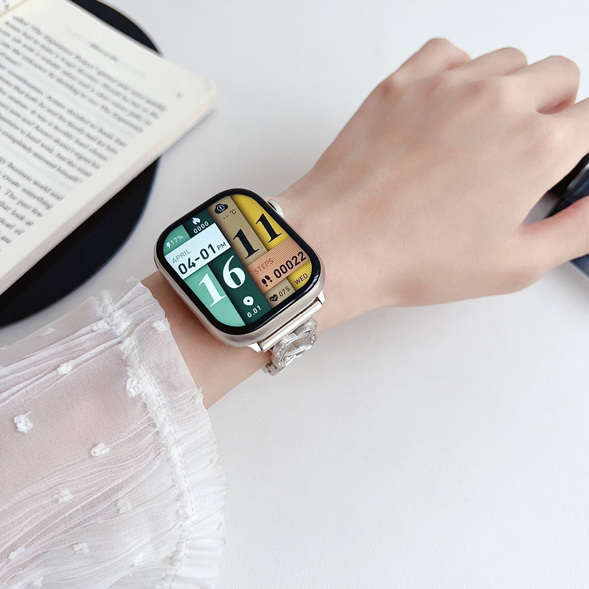 Bracelet Apple Watch a maillons entrelaces, motif infini serti de zircons, fermoir a cliquet, modele Zergone — photo 3