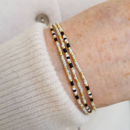 Bracelet à perles miyuki du japon fines multirangs, noir blanc doré, fermoir coulissant discret, modèle Grina — photo 3
