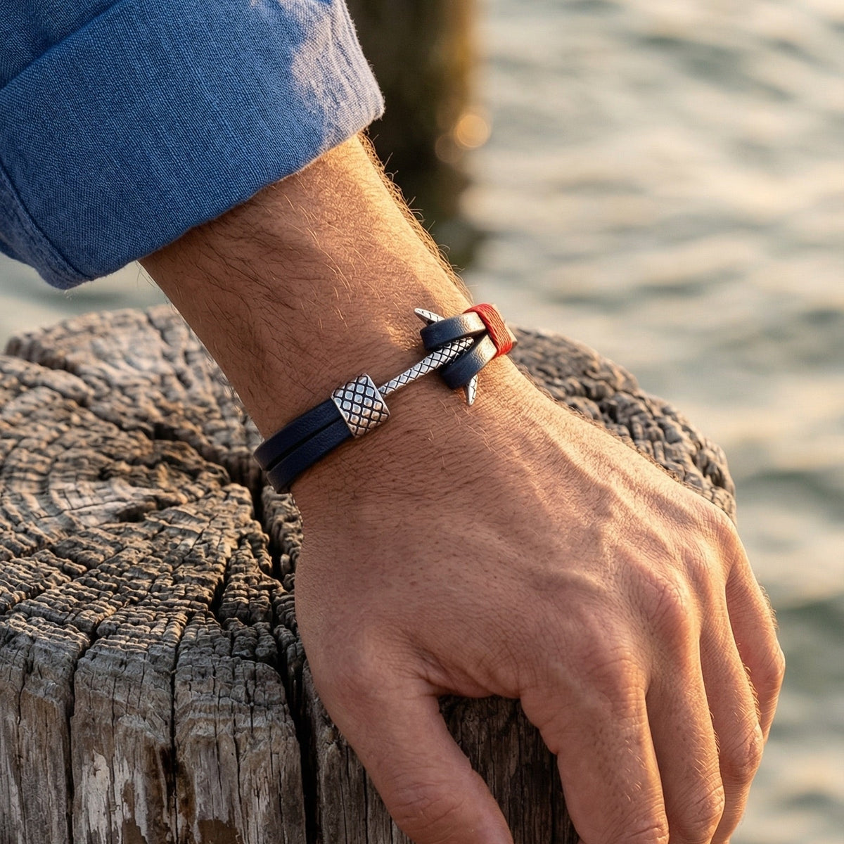 Bracelet ancre homme en croûte de cuir et acier inoxydable, bracelet nautique style marin avec ancre argentée et cordon décoratif, modèle Torin — photo 3
