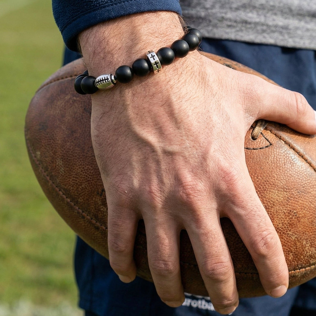 Bracelet a perles noires, charm ballon de sport en acier, cordon reglable, modele Sporta — photo 3