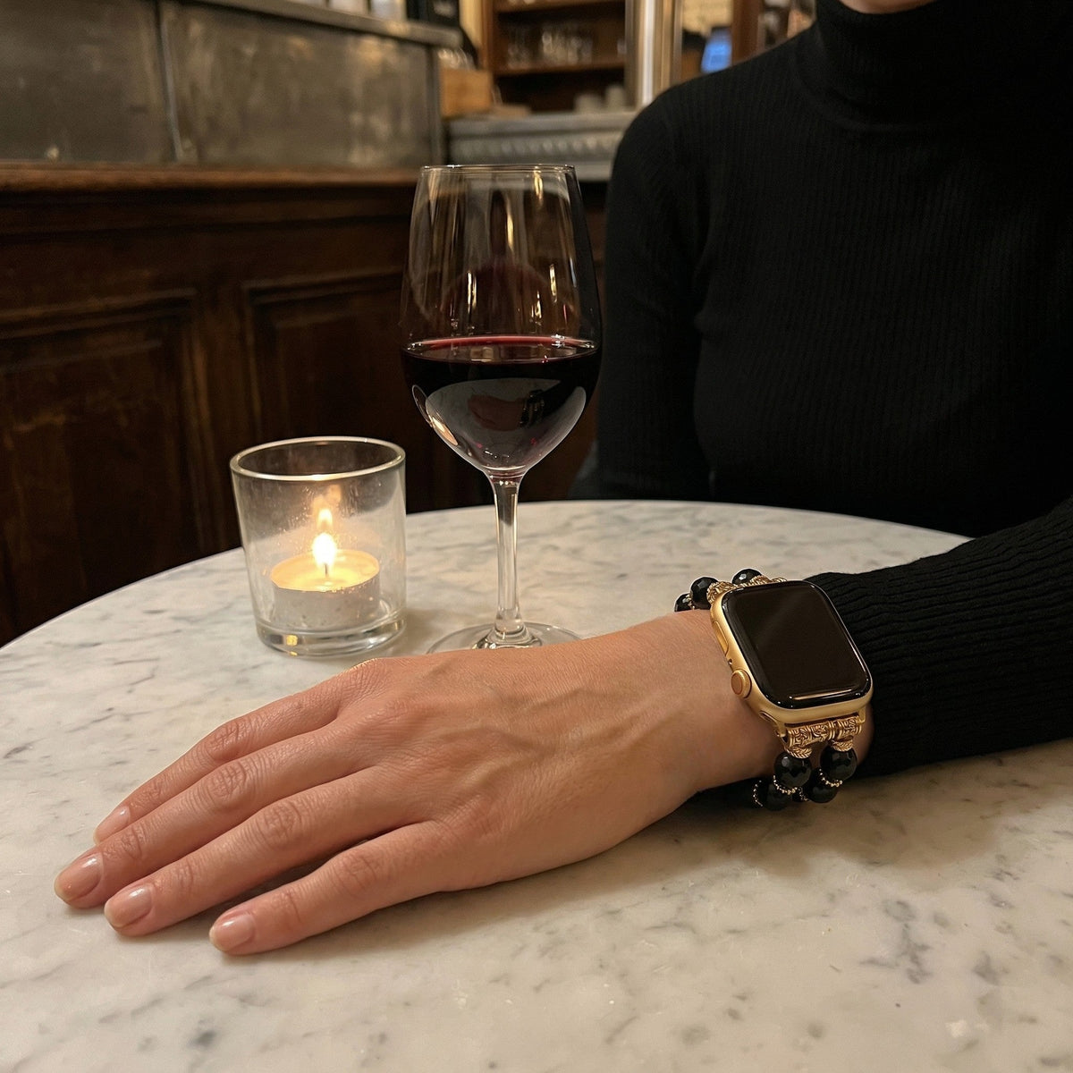 Bracelet Apple Watch à perles de verre facettées, croix martelée dorée, pour femme, modèle Chrisma — photo 3