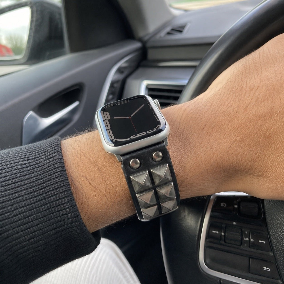 Bracelet à clous pour Apple Watch, design punk, détails métalliques pyramidaux, modèle Kurt — photo 3