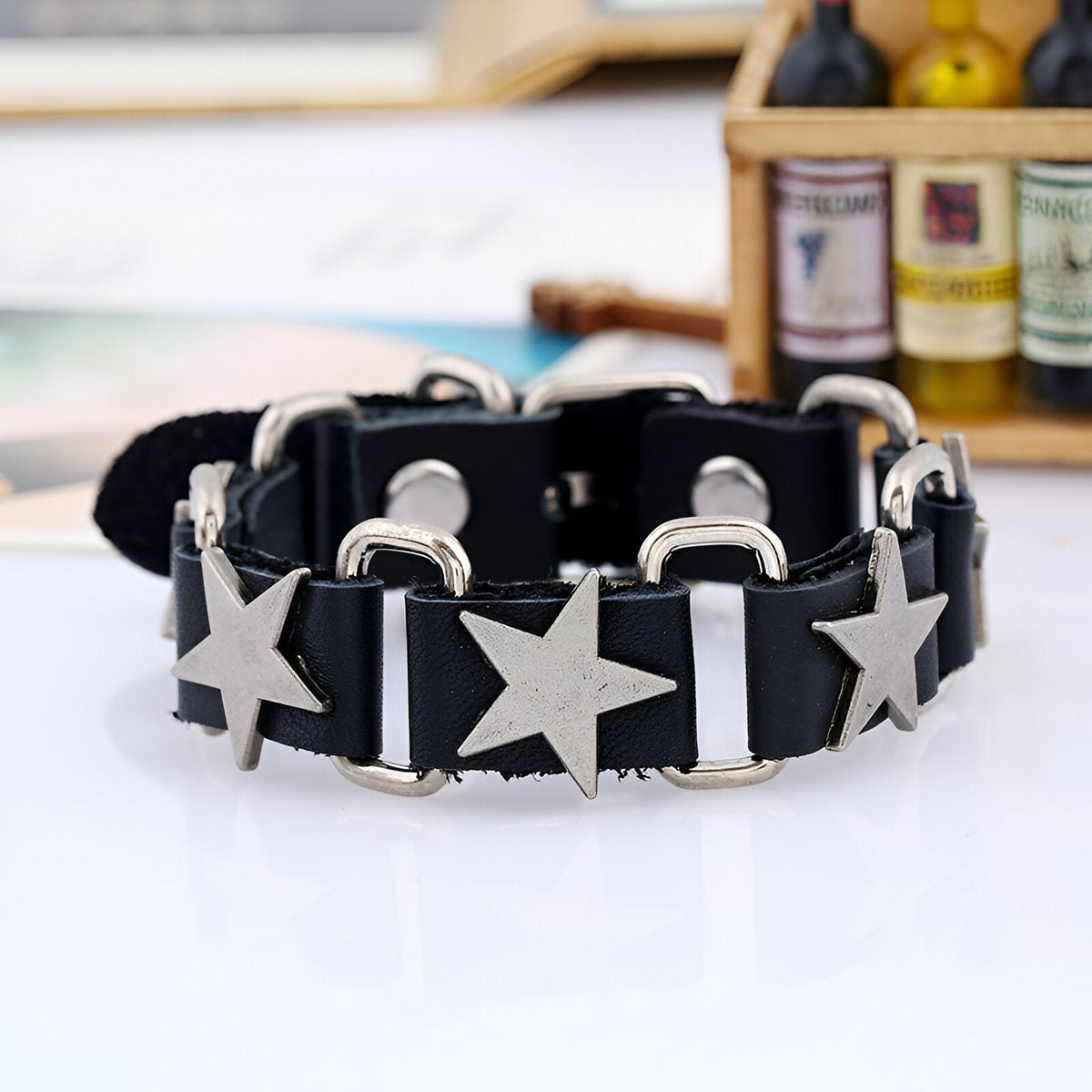 Bracelet a motif etoiles argentees, fermoir ardillon, finition punk, modele Seren — photo 3