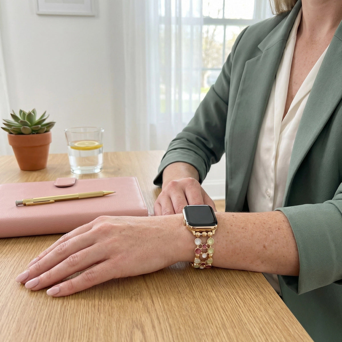 Bracelet Apple Watch a maillons dores et cabochons emailles multicolores, pour femme, modele Bestine — photo 3