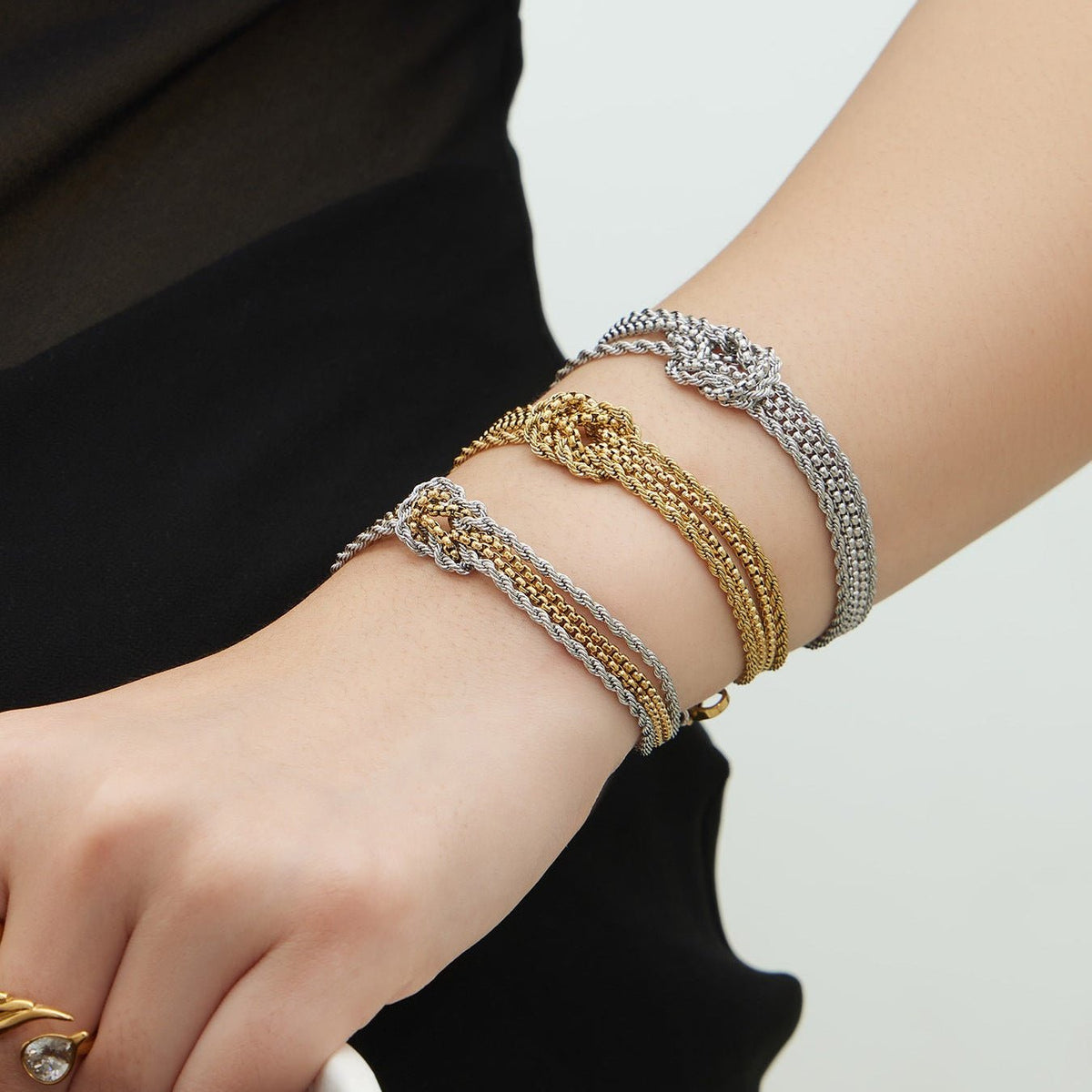 Bracelet à mailles multiples avec nœud central, acier inoxydable à finition dorée, style minimaliste raffiné, modèle Coupa — photo 3
