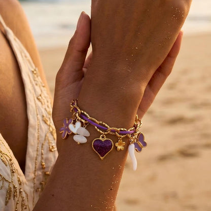 Bracelet à charms ajustable, chaîne dorée et cordon nylon violet, cœur pailleté, fleurs et papillons émaillés, modèle Neyma — photo 3