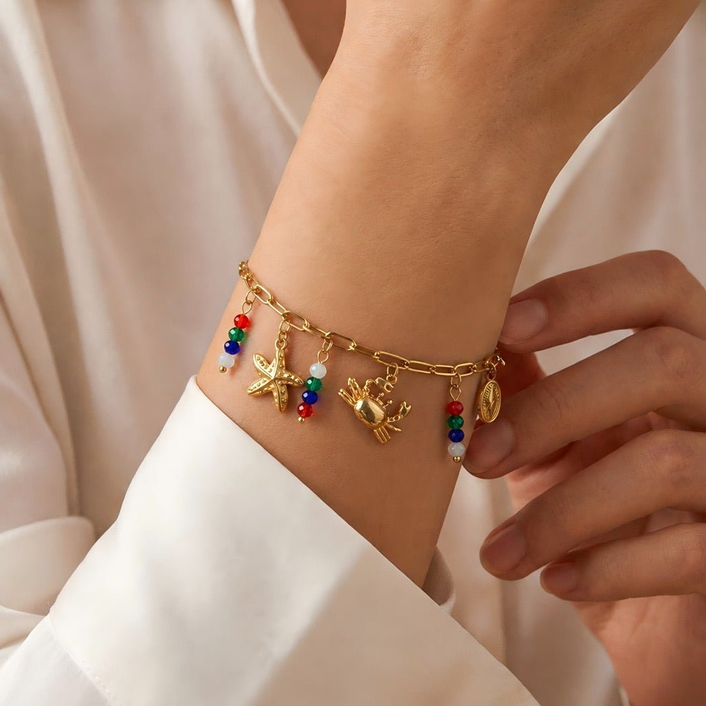 Bracelet à mailles dorées, charms marins et perles colorées, bijou d'été ajustable, modèle Toila — photo 3