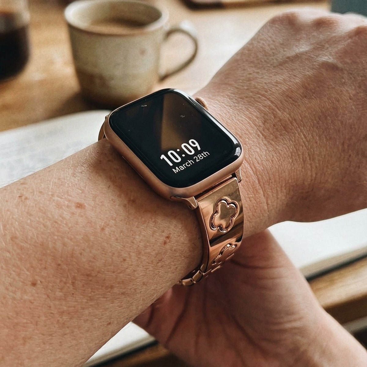 Bracelet Apple Watch acier inoxydable motif trèfle, bracelet jonc élégant pour montre connectée Apple, modèle Tréfa — photo 3