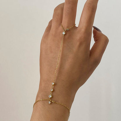 Bijou de main délicate et chic, en acier inoxydable doré, avec zircon, idéal soirée, modèle Viza — photo 3