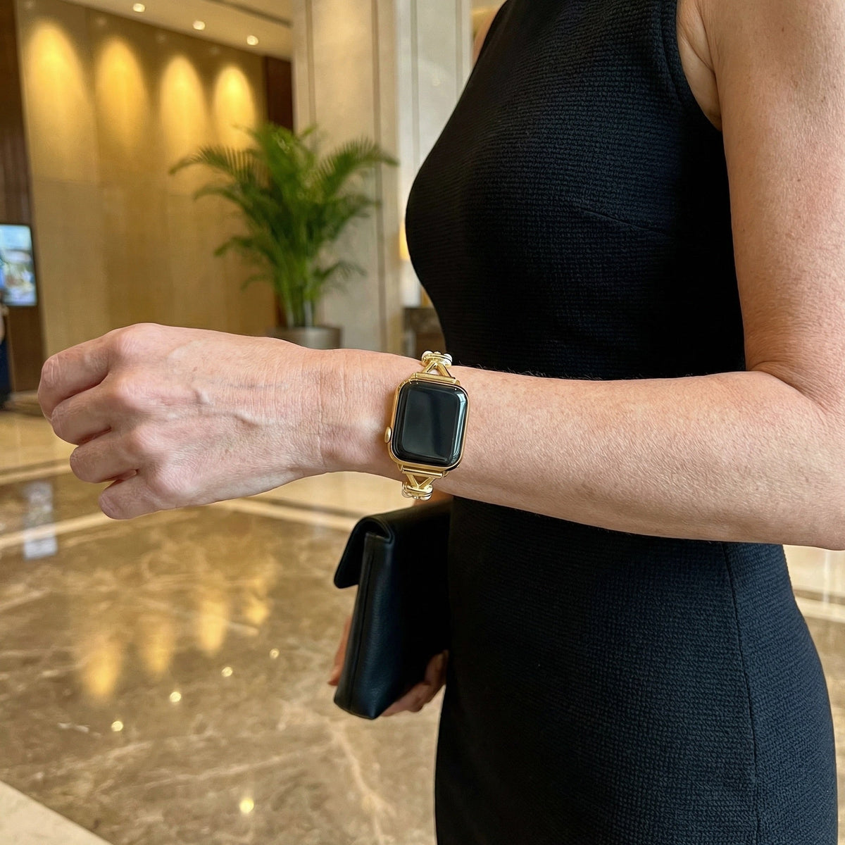 Bracelet Apple Watch à perles et maillons ajourés, finition dorée ou argentée, pour femme, modèle Yizelle — photo 3