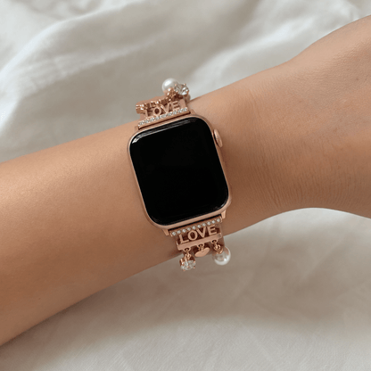 Bracelet Apple watch chic avec charms scintillants pour un look radieux, love et coeurs, modèle Erdia — photo 3