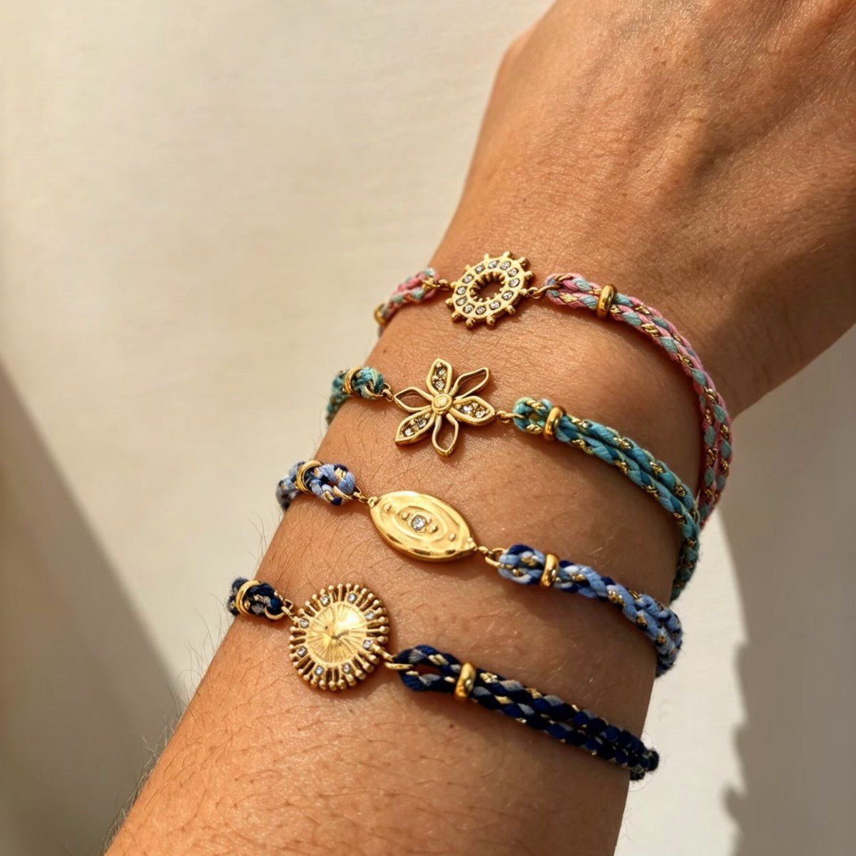Bracelet Ajustable en Nylon Tressé, Pendentif Doré Scintillant, Acier Inoxydable et Zirconium, Bijou Élégant pour Femme, modèle Alira — photo 3