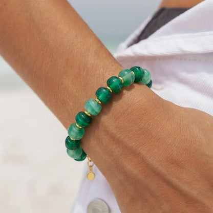 Bracelet ajustable orné de perles en résine lumineuse, avec une chaîne dorée élégante pour sublimer votre poignet, un accessoire féminin idéal pour toutes vos tenues, modèle Limna — photo 4