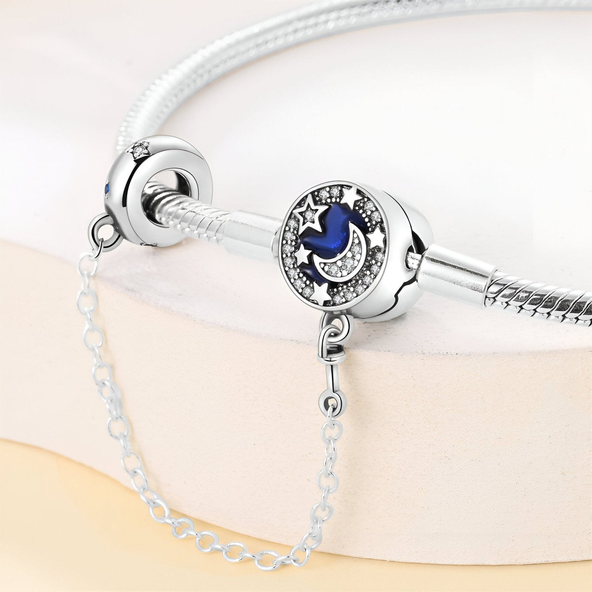 Bracelet à charm maille serpent, motif lune et étoiles, personnalisable, pour femme, modèle Ione — photo 4