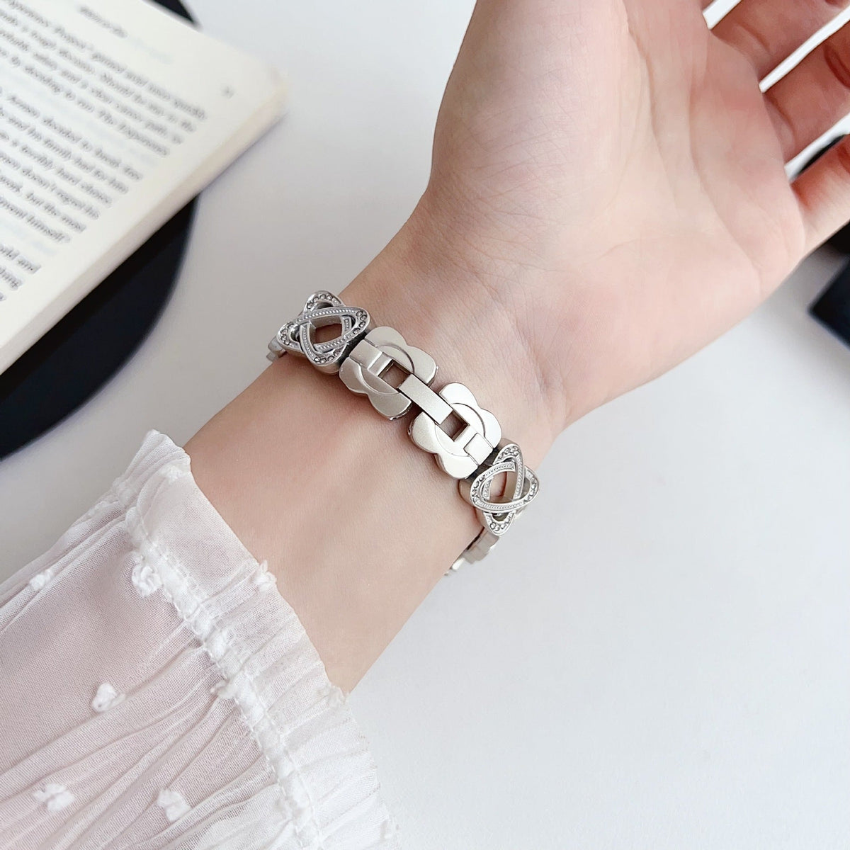Bracelet Apple Watch a maillons entrelaces, motif infini serti de zircons, fermoir a cliquet, modele Zergone — photo 4