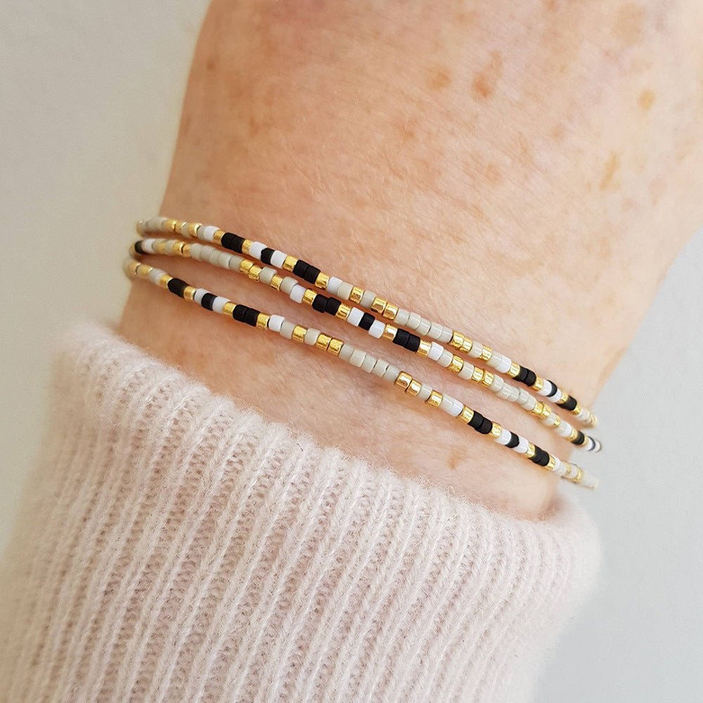 Bracelet à perles miyuki du japon fines multirangs, noir blanc doré, fermoir coulissant discret, modèle Grina — photo 4