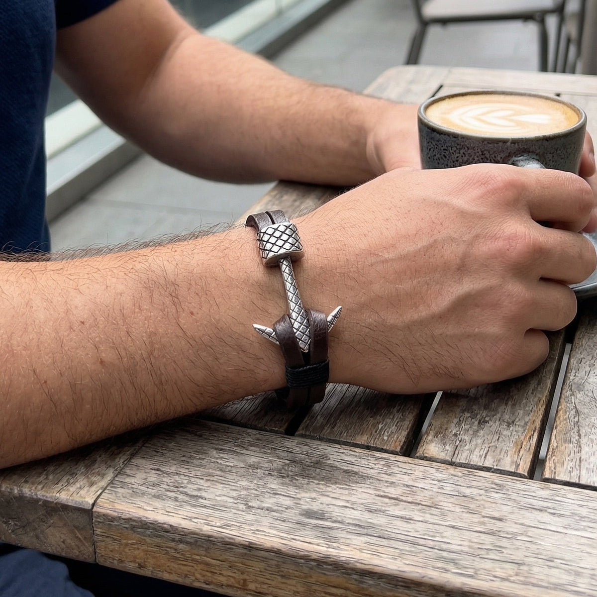 Bracelet ancre homme en croûte de cuir et acier inoxydable, bracelet nautique style marin avec ancre argentée et cordon décoratif, modèle Torin — photo 4
