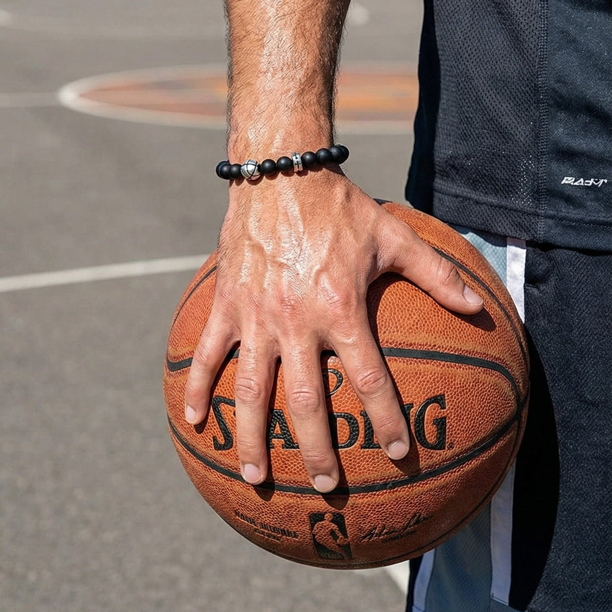 Bracelet a perles noires, charm ballon de sport en acier, cordon reglable, modele Sporta — photo 4