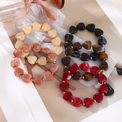 Bracelet à perles coeur en résine marbrée, intercalaires dorées en acier, modèle Aroba — photo 4