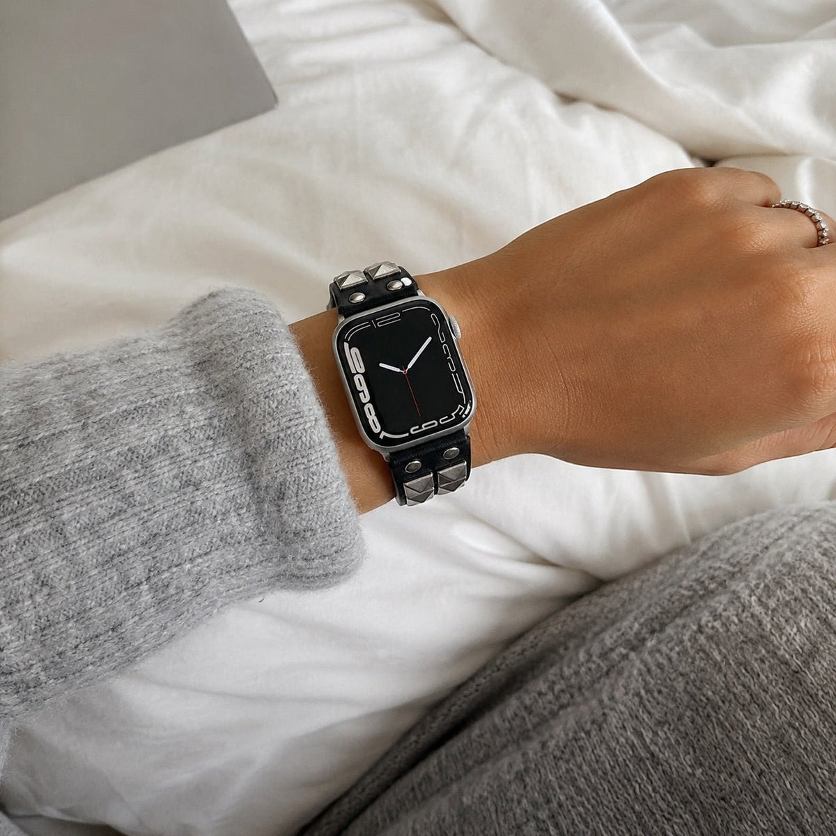 Bracelet à clous pour Apple Watch, design punk, détails métalliques pyramidaux, modèle Kurt — photo 4