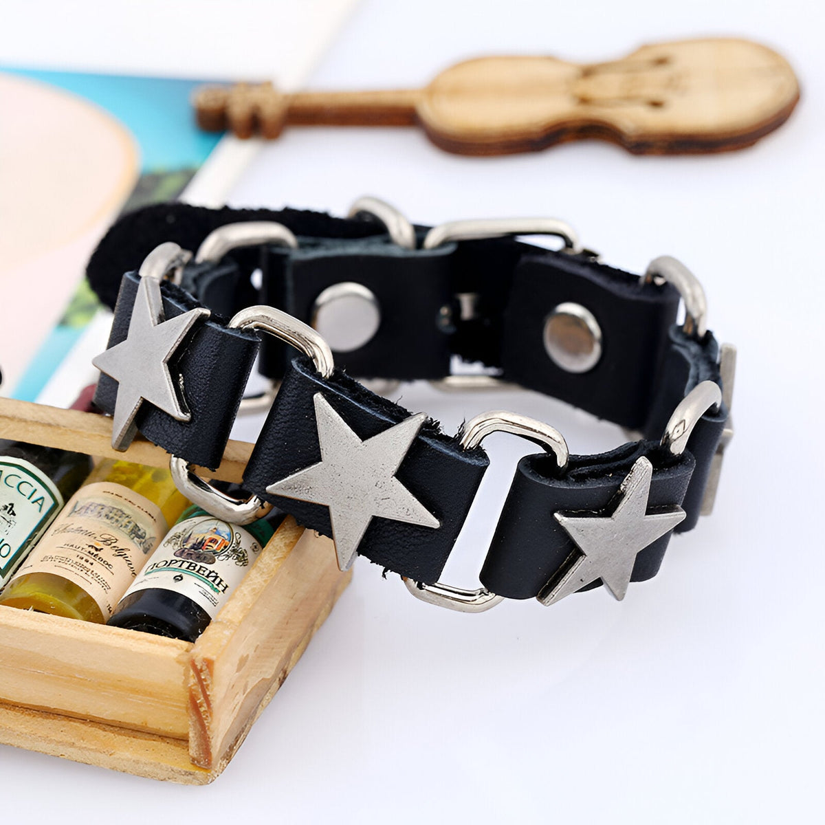 Bracelet a motif etoiles argentees, fermoir ardillon, finition punk, modele Seren — photo 4