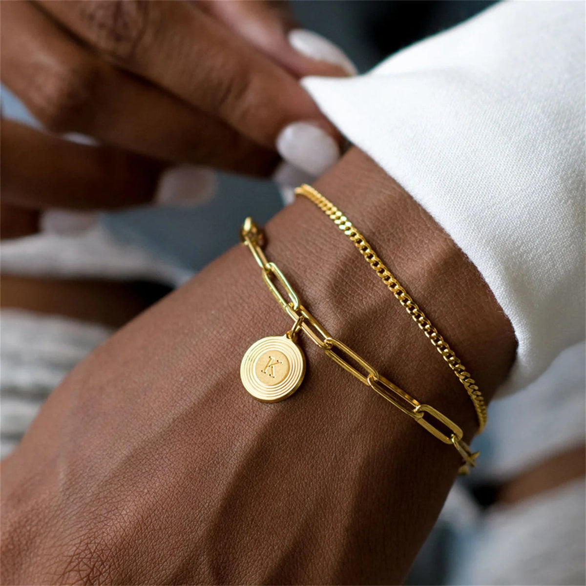 Bracelet à mailles rectangulaires en acier inoxydable doré, pendentif médaille lettre personnalisable, chaîne style trombone élégante, modèle Calvina — photo 4