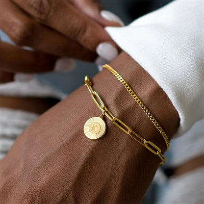Bracelet à mailles rectangulaires en acier inoxydable doré, pendentif médaille lettre personnalisable, chaîne style trombone élégante, modèle Calvina — photo 4
